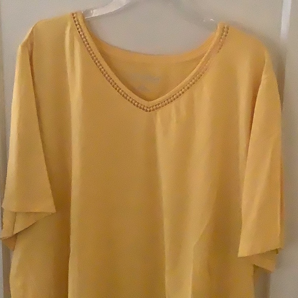 Short sleeve yellow top.
